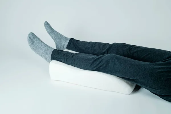 Man Using Leg Elevation Pillow Made Memory Foam Laying White — Stock Photo, Image