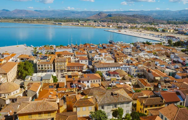 夏天的一天 希腊纳普弗罗老城的空中景观 它的屋顶铺了瓷砖 在爱琴海的港口 — 图库照片