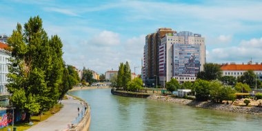 Viyana, Avusturya - 28 Ağustos 2022: Viyana, Avusturya 'da Tuna kanalı üzerinde panoramik bir manzara, Aspernbrucke köprüsünden görüldüğü gibi, sağda Landstrasse bölgesi