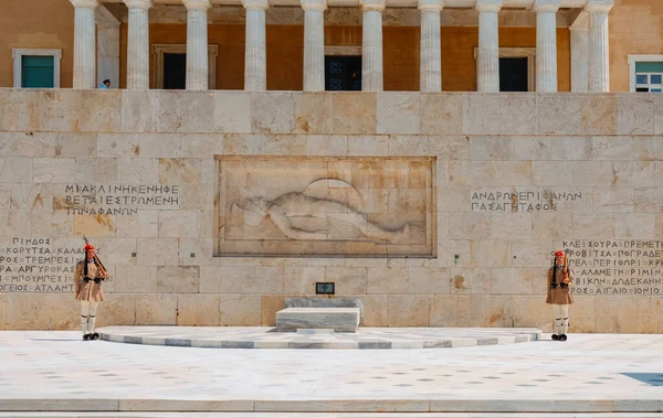 Ateny Grecja Sierpnia 2022 Dwóch Strażników Evzonoi Stoi Przy Grobie — Zdjęcie stockowe