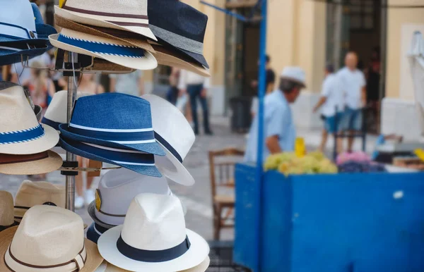 Algunos Sombreros Venta Exhibición Calle Casco Antiguo Atenas Grecia Día —  Fotos de Stock
