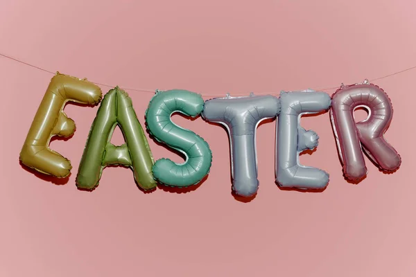 Einige Luftballons Buchstabenform Verschiedenen Farben Die Das Wort Ostern Bilden — Stockfoto