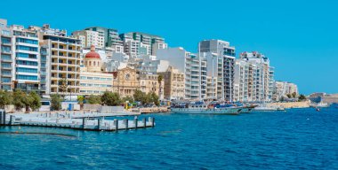 Sliema, Malta - 5 Eylül 2022: Bazı yelkenliler arka planda Valletta 'nın önünde, Malta' da Sliema limanında demirlediler.