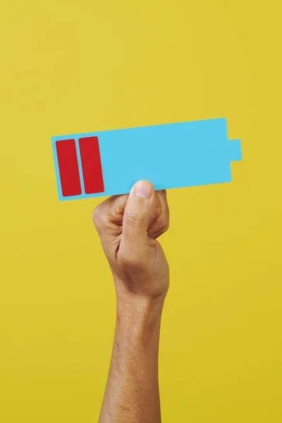 Ein Mann Hält Auf Gelbem Hintergrund Eine Pappfigur Einer Leeren — Stockfoto