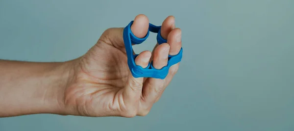 배경에 손가락을 운동하기 고무줄을 사용하여 배너나 헤더로 사용하기 파노라마 형태로 — 스톡 사진