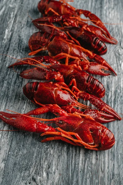 Some Cooked Crayfish Forming Line Gray Rustic Wooden Table — Stock Photo, Image