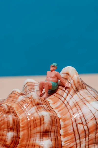 Primer Plano Hombre Miniatura Traje Baño Verde Con Una Gorra — Foto de Stock