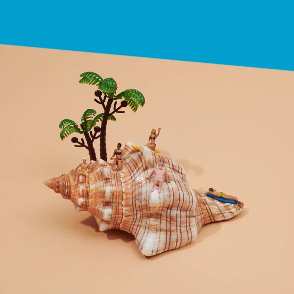 Bazı Minyatür Insanlar Mayo Giyiyorlar Deniz Kabuğunda Dinleniyorlar Bazı Minyatür — Stok fotoğraf