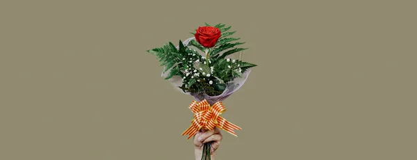 为庆祝圣乔治日 在加泰罗尼亚 传统的做法是以全景形式赠送红玫瑰 作为网页横幅 男人们手持一束带有加泰罗尼亚国旗的红玫瑰 庆祝圣乔治节 — 图库照片