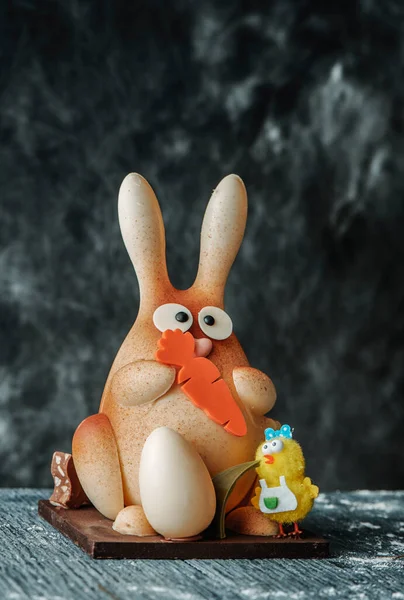 一只白色巧克力小兔子的特写 它是一种西班牙式的西班牙式甜点 是教父 母在复活节送给教子的一种传统甜点 通常在复活节吃 — 图库照片