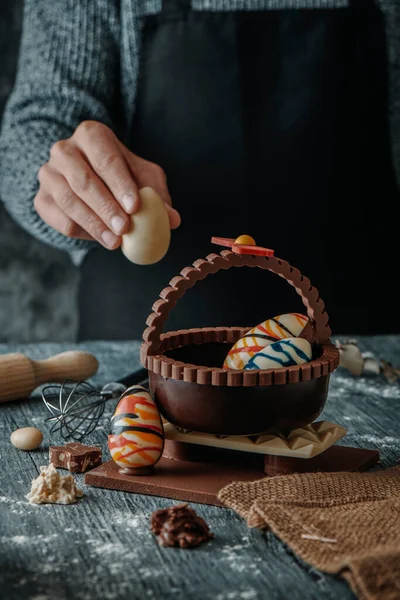 Человек Кладет Шоколадное Яйцо Шоколадную Корзину Некоторыми Яйцами Испанская Мона — стоковое фото