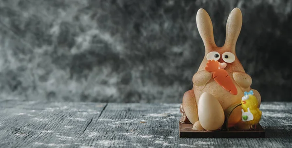 一种白色的巧克力复活节兔子 作为西班牙式的西班牙式面食 是教父或教父或教母在复活节送给教子的一种传统糖果 全景形式 用作网页横幅 — 图库照片