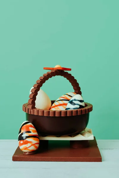 Nahaufnahme Eines Schokoladenkorbs Mit Einigen Schokoladeneiern Als Spanische Mona Pascua — Stockfoto