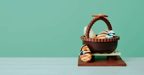 用鸡蛋做西班牙面的巧克力篮子 是教父或教母在东方以全景形式送给教子的一种传统糖果 放在桌上 用作网页横幅 — 图库照片