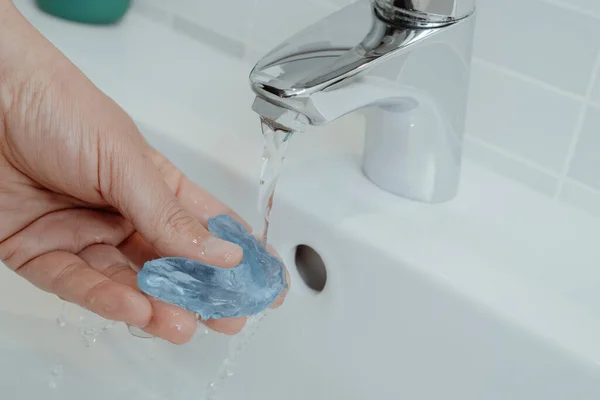 Homem Lava Sua Tala Oclusal Azul Sob Uma Corrente Água — Fotografia de Stock