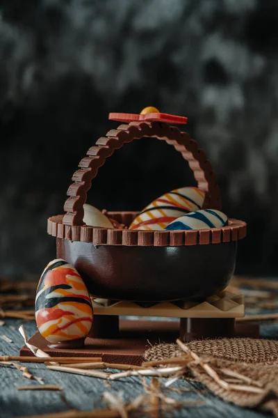 Koszyk Czekoladowy Jajkami Jako Hiszpańska Mona Pascua Tradycyjne Słodycze Dane — Zdjęcie stockowe