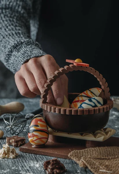 Крупный План Человека Положившего Шоколадное Яйцо Шоколадную Корзину Испанская Мона — стоковое фото