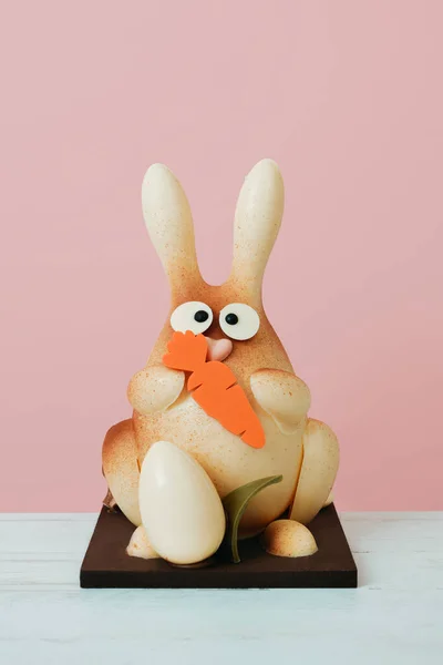 一种白色的巧克力兔子 作为西班牙式的西班牙式面食 是教父或母亲在复活节送给教子的一种传统甜点 放在粉色背景的桌子上 — 图库照片