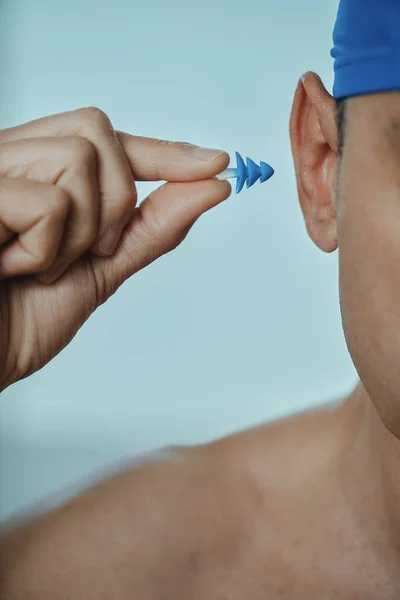 Egy Úszó Férfi Kék Úszósapkát Visel Fülhallgatót Tesz Fülébe Egy — Stock Fotó