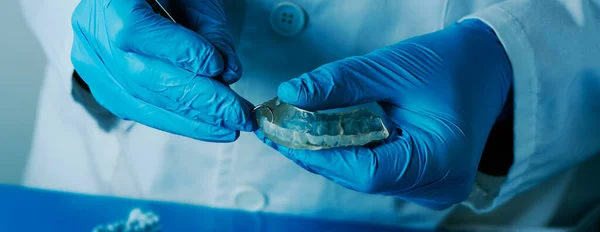 Dentist Wearing Blue Latex Gloves White Coat Adjusts Occlusal Splint — Stock Photo, Image