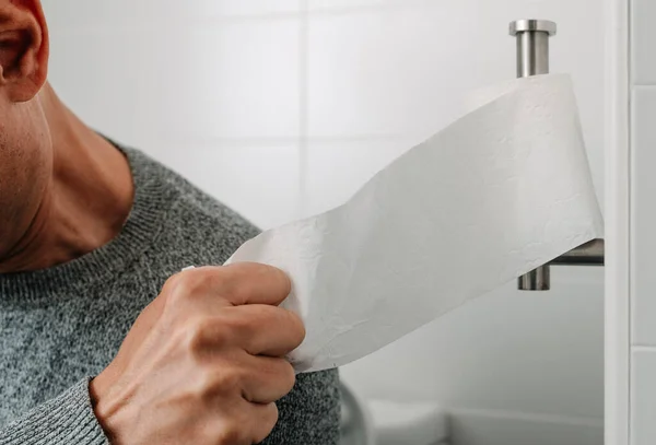 Uomo Seduto Nella Toilette Prende Pezzo Carta Igienica Dal Rotolo — Foto Stock