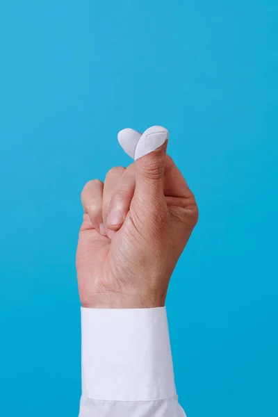 Άνδρας Φορώντας Ένα Λευκό Πουκάμισο Κάνει Την Χειρονομία Καρδιά Δάχτυλο — Φωτογραφία Αρχείου