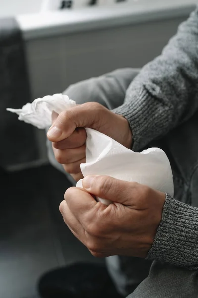 Tuvalette Oturmuş Tuvalet Kağıdını Sımsıkı Tutan Beyaz Bir Adamın Yakın — Stok fotoğraf