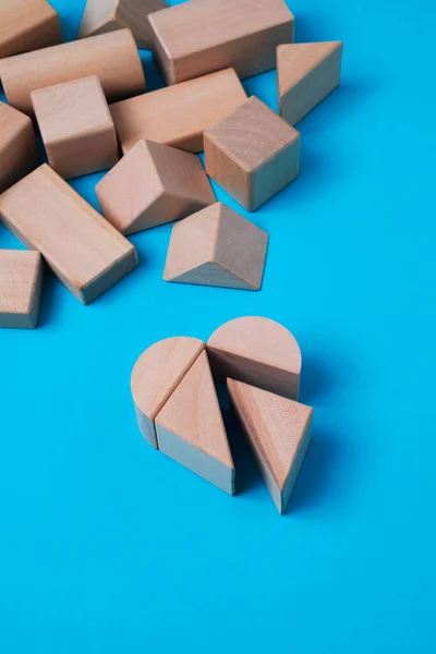 Ein Herz Mit Einigen Holzbausteinen Auf Blauem Hintergrund Bilden Umgeben — Stockfoto