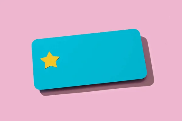 带有一颗星的蓝色标志 来自五星级的评级等级 背景为粉色 — 图库照片