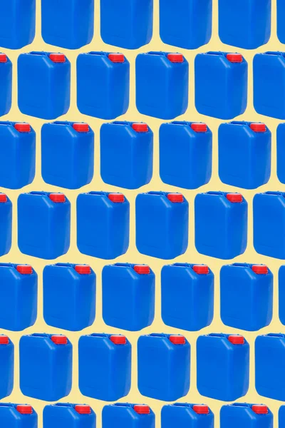 Egy Minta Néhány Kék Műanyag Kanna Piros Sapkával Rendezett Különböző — Stock Fotó