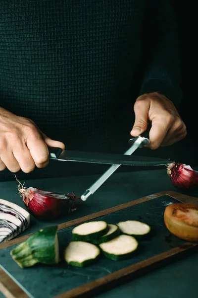 Человек Ворует Кухонный Нож Тонкой Сталью Столом Нарезанными Овощами — стоковое фото