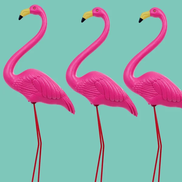 Három Hamis Rózsaszín Flamingók Álló Zöld Kék Háttér — Stock Fotó