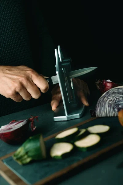 Человек Точит Кухонный Нож Помощью Настольной Точилки Столе Помощью Обрезанных — стоковое фото