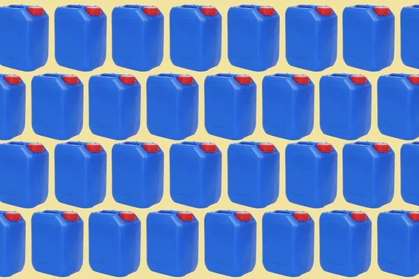 Néhány Kék Műanyag Kanna Piros Sapkával Elrendezve Különböző Vonalak Halványbarna — Stock Fotó