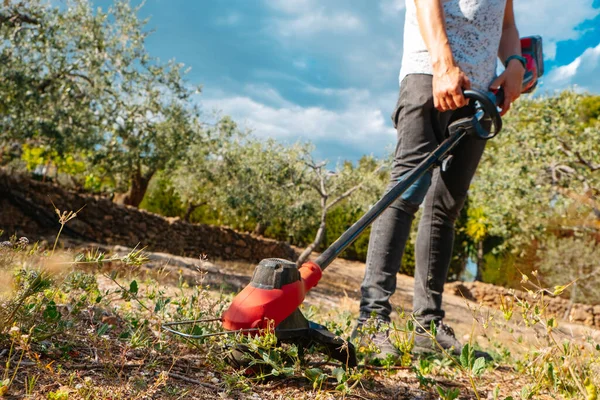 Young Caucasian Man Using Cordless Electric String Trimmer Mow Grown — Stock Photo, Image