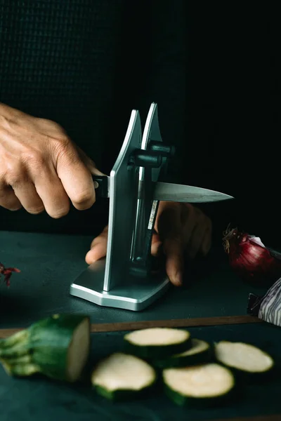 Closeup Man Sharpening Kitchen Knife Desktop Sharpener Placed Next Some — Stock Photo, Image