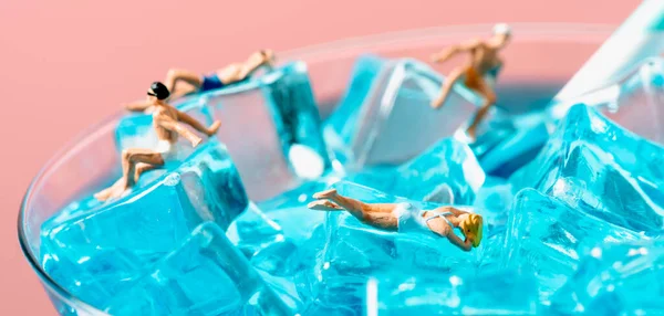Nahaufnahme Einiger Miniaturmenschen Badeanzügen Die Sich Auf Den Eiswürfeln Eines — Stockfoto