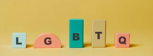 Das Wort Lgbtq Geschrieben Bausteinen Mit Verschiedenen Farben Und Formen — Stockfoto