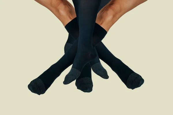 Κάποια Πόδια Φορώντας Μαύρες Κάλτσες Συμπίεσης Υπόλευκο Φόντο — Φωτογραφία Αρχείου