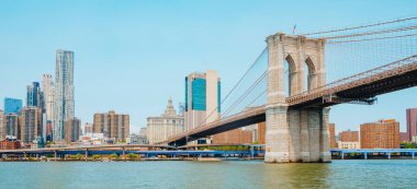Brooklyn Köprüsü manzarası, Doğu Nehri üzerinde, Finansal Bölge ve Aşağı Manhattan 'a bakıyor, New York, ABD' de, web pankartı ya da başlık olarak kullanılacak panoramik formatta.