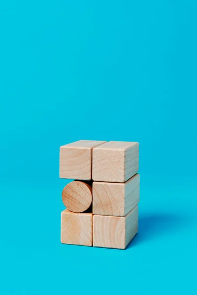 Цилиндрический Игрушечный Блок Стопке Прямоугольных Игрушечных Блоков Синем Фоне Небольшим — стоковое фото