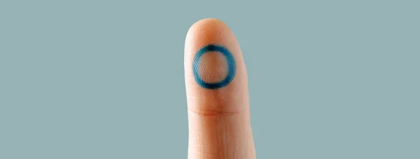 Closeup Του Δακτύλου Ενός Καυκάσιου Άνδρα Ένα Μπλε Κύκλο Σύμβολο — Φωτογραφία Αρχείου