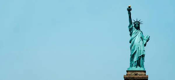 뉴욕에 자유의 여신상의 봄날푸른 하늘을 배경으로 파노라마 형식으로 사용되는 — 스톡 사진