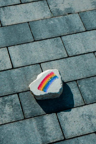 橋の上に虹の旗が描かれた岩が — ストック写真