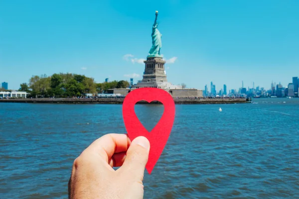 Man Holding Red Marker Heart Pointing Statue Liberty Liberty Island — Stock Photo, Image