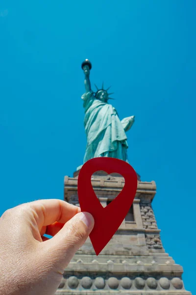Red Marker Heart Hand Man Points Statue Liberty New York — Stock Photo, Image