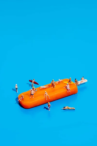 Some Miniature Vacationers Wearing Swimsuit Orange Popsicle Blue Background Some — Stock Photo, Image