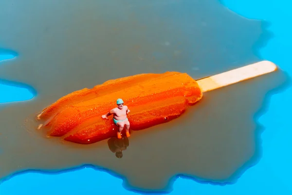 Zbliżenie Miniaturowego Mężczyzny Zielonym Stroju Kąpielowym Zielonej Czapce Goglach Kąpielowych — Zdjęcie stockowe