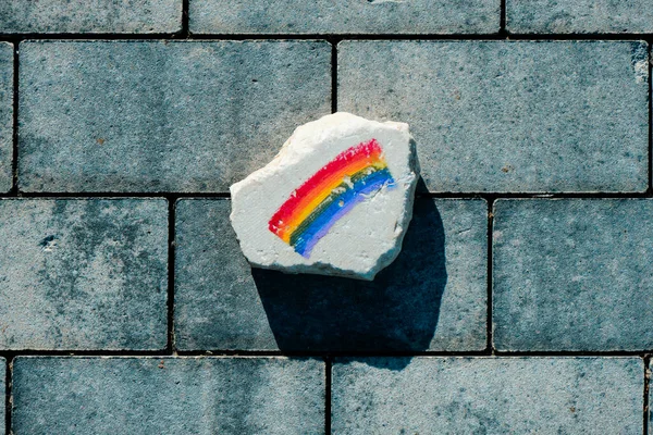 街道上挂着彩虹旗的岩石的高角图 — 图库照片