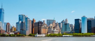Aşağı Manhattan ve Finansal Bölge, New York, ABD 'de, Hudson Nehri' nden beri, web pankartı olarak kullanılacak panoramik bir formatta